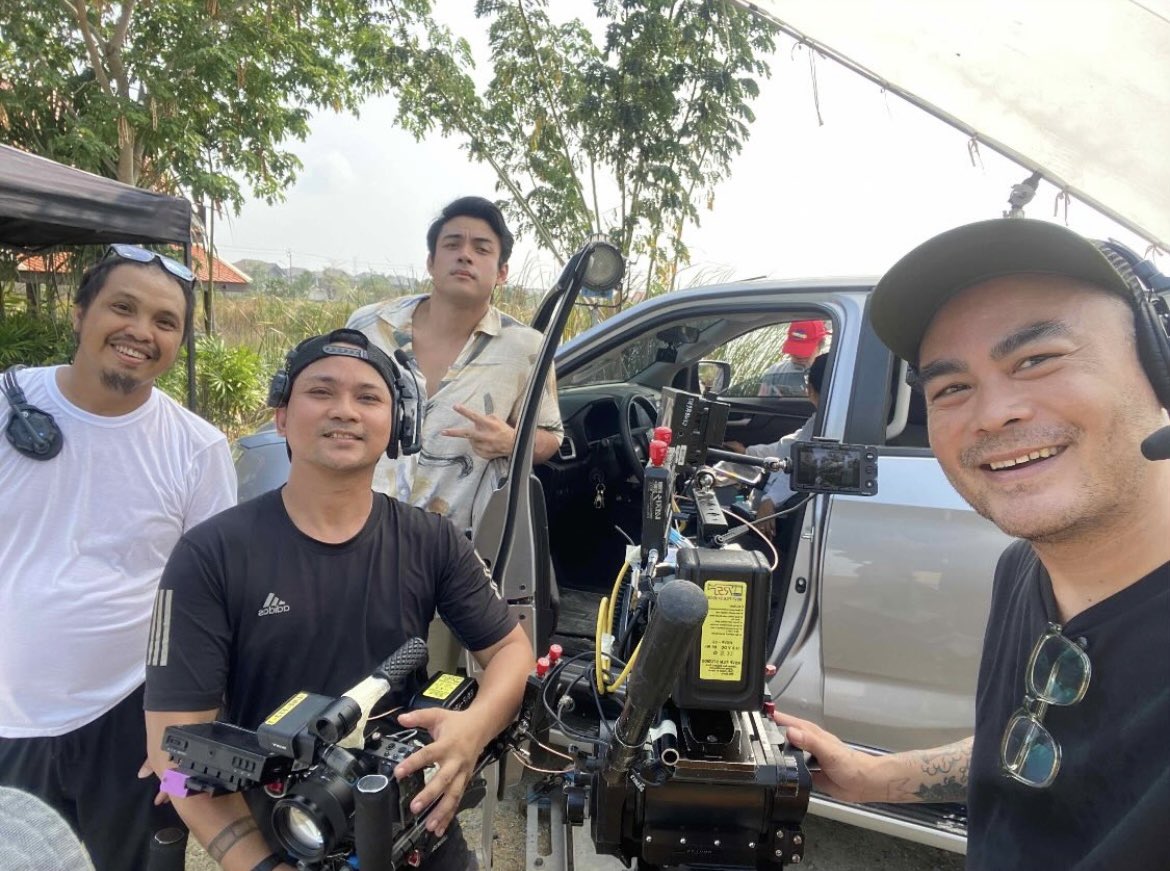 Pose for group photo Direk @XianLimm and Camera men @llcoolljm 🎬📽🇹🇭 #KumanThong Source @markjosephsaludes #XianLim #XianLimm #DirekXianLim