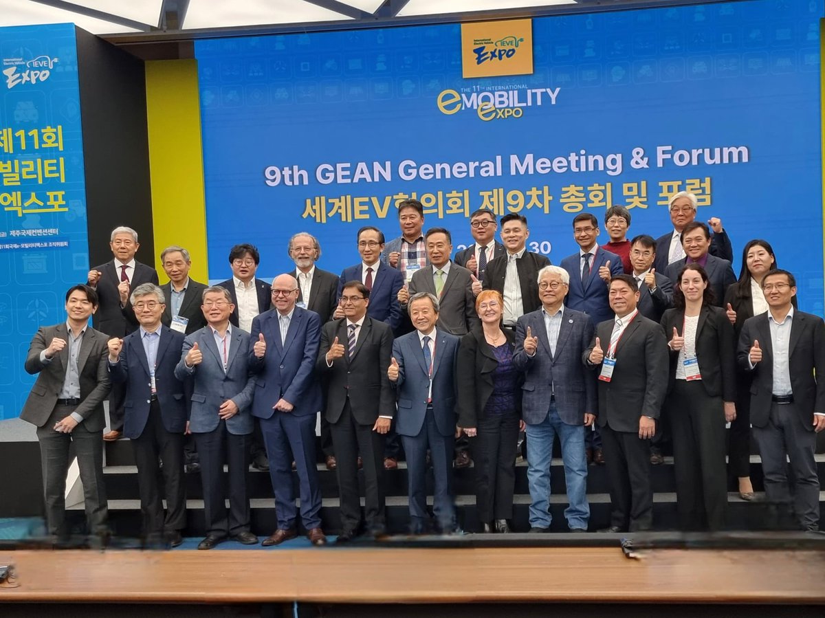 IndiainROK's tweet photo. Ambassador @KumarAmitMEA addressed the 9th Global #EV Association Network (#GEAN) Business Forum during the 11th Edition of #eMobility #Expo held in #Jeju International Convention Center on 30 April 2024.
Ambassador gave an overview of the growing momentum in 🇮🇳🇰🇷 Special Strategic Partnership and rising interest of Korean #businesses, #financialinstitutions, and others in #emerging opportunities in India.
Ambassador highlighted government incentives namely #PLI Scheme for auto components and Advanced #ChemistryCells, GST Reduction for EVs, #Battery Swapping facility, etc that is driving the unprecedented growth of #EVsector in #India, with envisaged vision of 30% EV penetration by 2030.
Ambassador also highlighted the growing Korean presence in Indian #autosector in EV, #secondarybatteries and others. Expressed hope for continued rise in Korean participation in Indian eMobility sector.
아밋 쿠마르 대사는 2024년 4월 30일 #제주 국제컨벤션센터를 방문하여 제11회 국제e-모빌리티 엑스포 계기에 개최된 #EV 협의회 (#GEAN) 제9차 총회 및 포럼에 참석하여 연설하였습니다.
쿠마르 대사는 🇮🇳🇰🇷특별 전략적 동반자관계의 발전과 한국 #기업 #금융기관이 인도 내 #신생 기회 에 점차 관심이 늘고 있다는 점에 관하여 설명하였습니다.
쿠마르 대사는 2030년까지 전기차 판매 비중을 전체 자동차 판매량의 30%로 확대한다는 인도 정부의 목표를 소개하고, #인도 #전기차 산업의 전례 없는 성장을 이끌고 있는 자동차 부품 및 첨단 화학 전지 부문 #PLI 정책, 전기차 부문 통합 간접세 삭감, 배터리 교환 시설을 비롯한 인도 정부의 다양한 인센티브 정책을 설명하였습니다.
쿠마르 대사는 인도 #자동차 산업 내 전기차 부문 #이차전지 를 비롯한 여러 산업에 한국 기업의 진출이 늘고 있다는 점도 강조하였습니다. 또한, 인도 e모빌리티 부문 한국 기업의 참여가 지속되기를 바란다고 하였습니다.