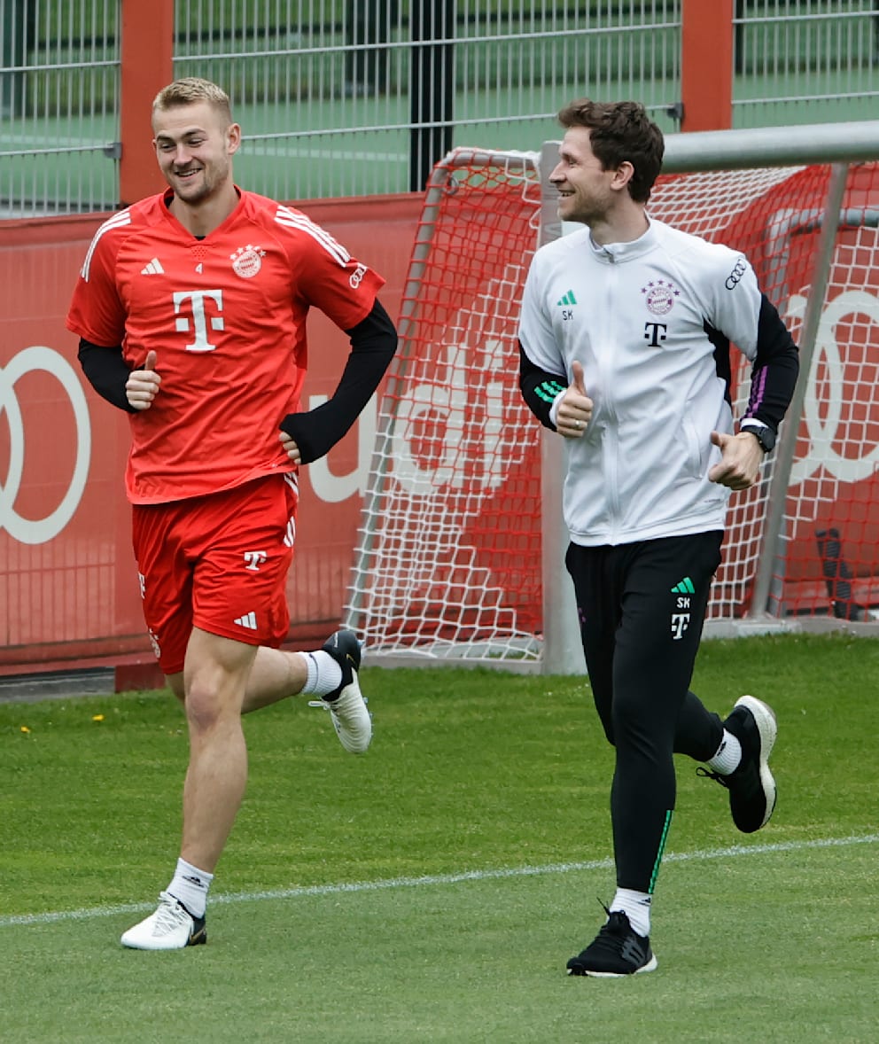 Matthijs de Ligt is back on the pitch today for the first time since his knee injury [📸 @BILD]