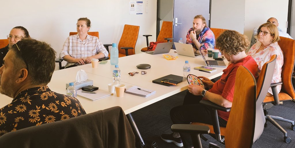 Busy Busy, ponder ponder..the lived-experience co-evaluation team held analysis workshop 1 of the @neaminational Head to Health co-evaluation on Kaurna Country good to see @imtwita @MelPetrakis online and @EnnalsP we're digging into the implementation of these new models of care.