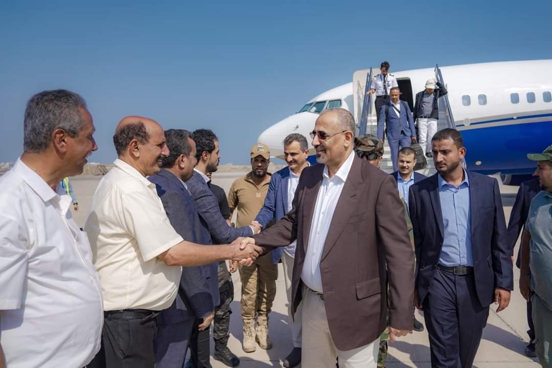 عاد الرئيس القائد عيدروس قاسم الزُبيدي إلى العاصمة عدن بعد زيارة عمل خارجية برفقة اللواء #هيثم_قاسم_طاهر
 #عمرو_علي_البيض
والعميد #محسن_الوالي
واللواء #محمد_قاسم_عبدالعزيز
والعميد #حمدي_شكري قائد اللواء الثاني عمالقة، والعميد #نبيل_المشوشي قائد اللواء الثالث دعم وإسناد.