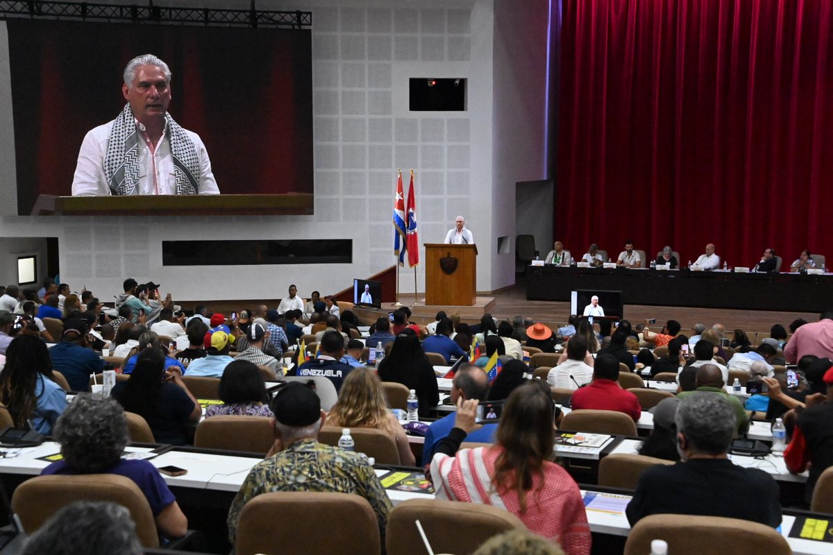 @DiazCanelB │ 'Frente a las acciones mediáticas y subversivas enemigas, (...) la inmensa mayoría del pueblo humilde y trabajador ha demostrado, una vez más este #1Mayo, en plazas y ciudades, que está dispuesto a defender su independencia, su soberanía, (...)' #Cuba 🇨🇺