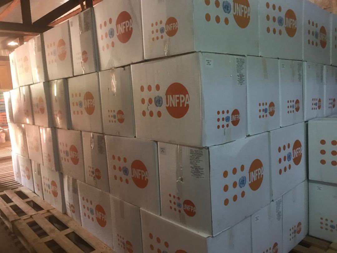 🤝🏾@UNFPARCA a remis 1,500 kits de dignité au #HCR pour soutenir la gestion des cas de #VBG en #RCA 🇨🇫. ✨Ces kits seront acheminés dans les 25 ‘’Espaces sûrs’’ gérés par nos partenaires. 🎗️Ce soutien représente beaucoup pour nous. Singuila 🙏🏾