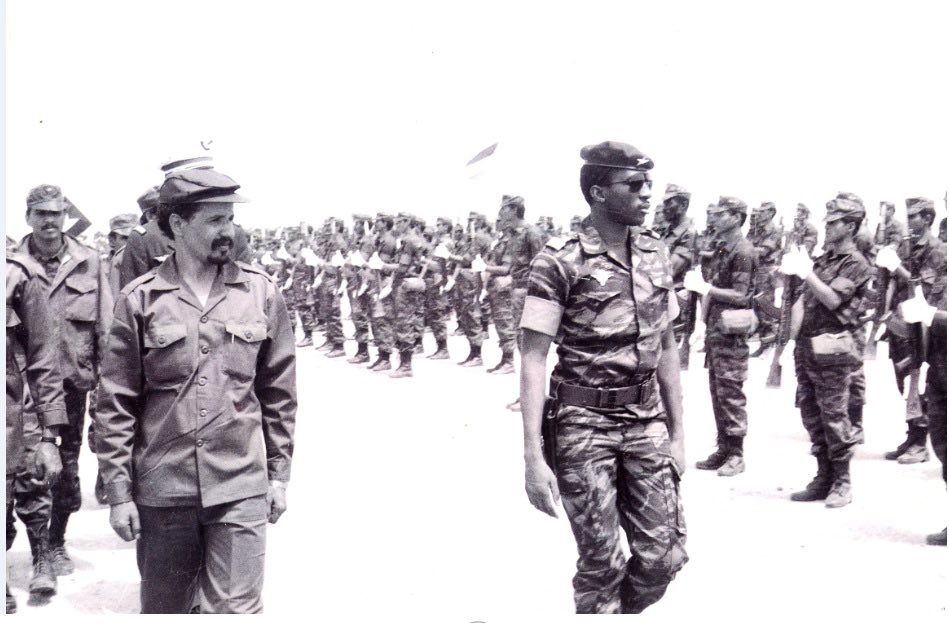 Thomas Sankara visitant les troupes du Polisario en pleine guerre du Sahara, 1984.