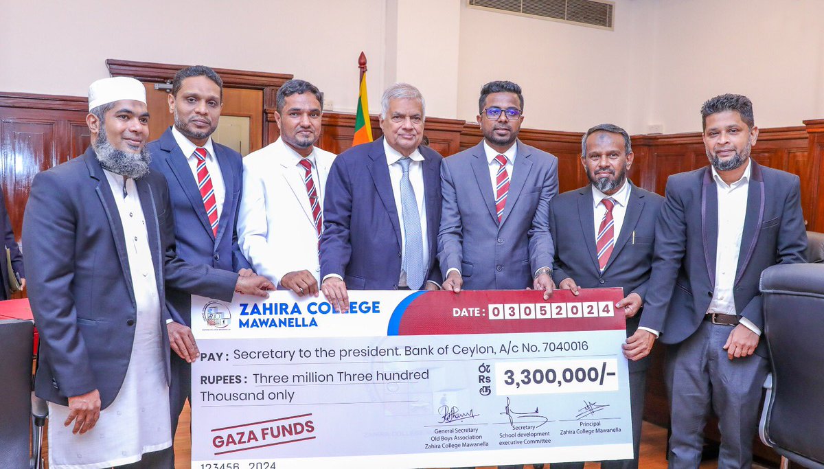 Zahira College, Mawanella presented a donation of Rs. 3,300,000.00 to President Ranil Wickremesinghe for the Children of Gaza Fund 🙏 #LKA #SriLanka #Gaza #GazaSolidarity