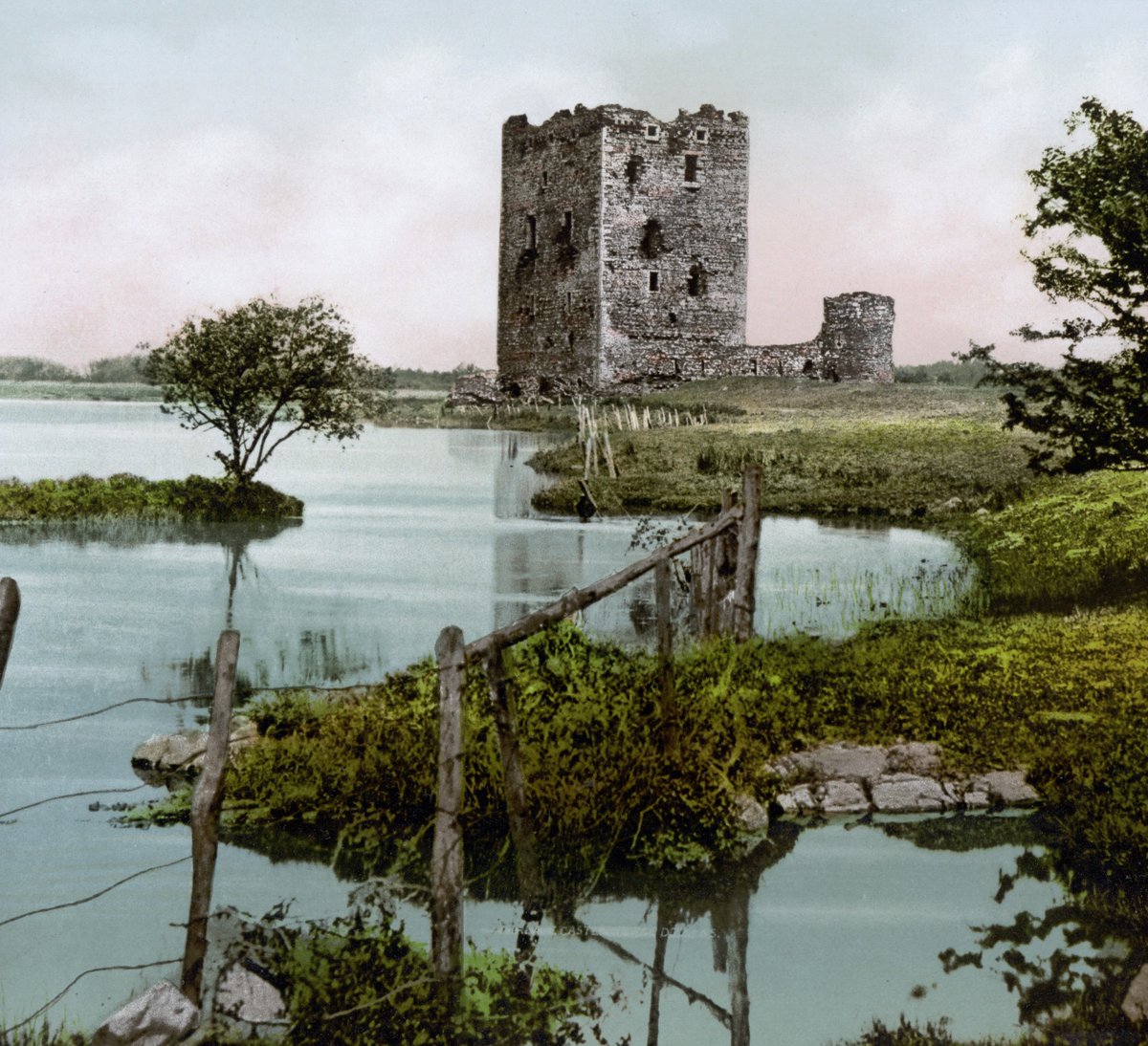 Threave Castle, Scotland (c. 1890) 🏴󠁧󠁢󠁳󠁣󠁴󠁿 

#Scotland #britishempire #19thcentury #oldscotland #Alba