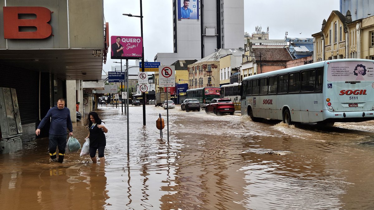 Porto Alegre: cheia histórica. O centro começa a ficar intransitável.