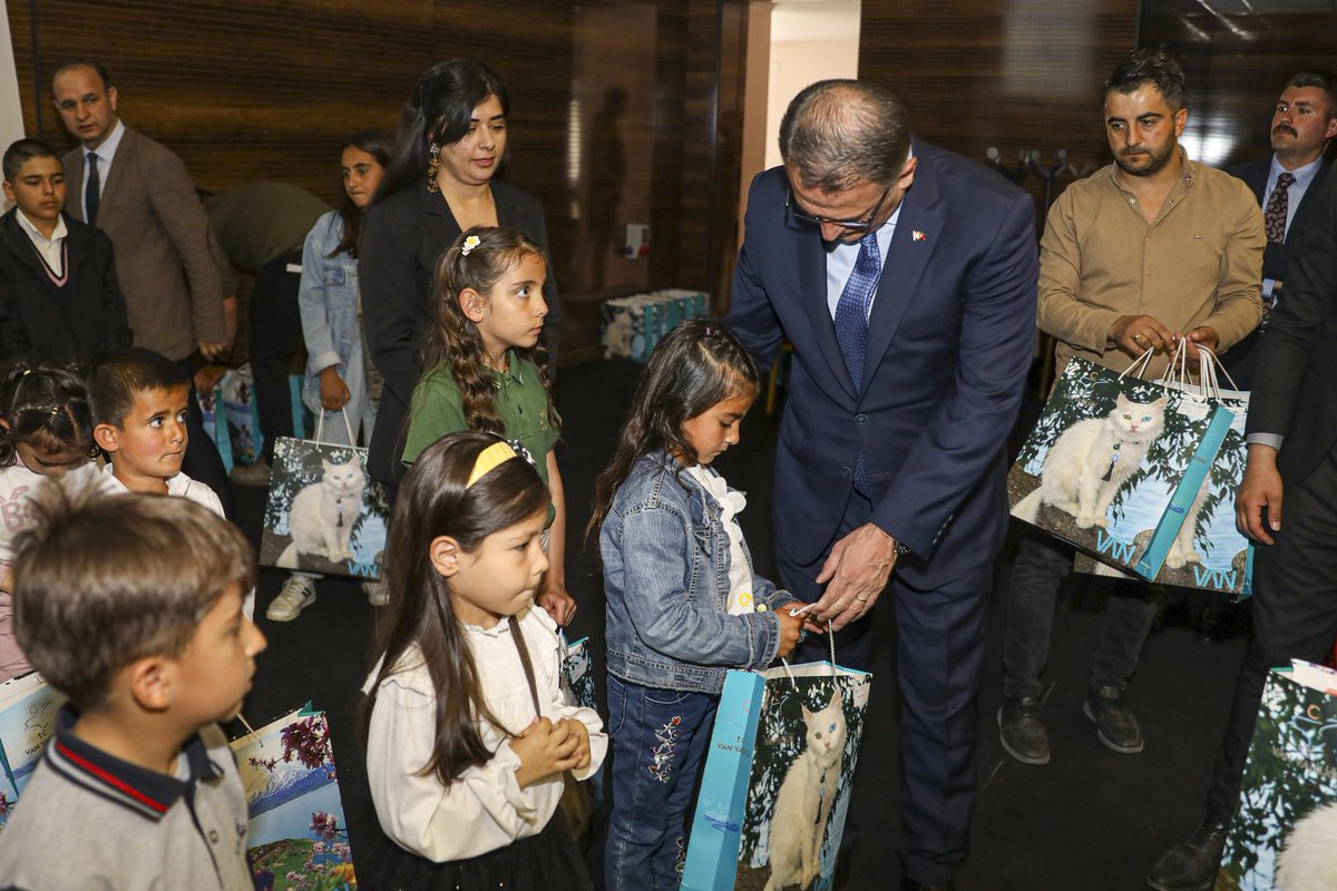 Kitap Okuma Ödül Töreni Yapıldı

Valimiz Sn. Ozan Balcı, Kitap Van Projesi kapsamında düzenlenen kitap okuma yarışmasının ödül törenine katıldı. 

Ödül töreninde konuşan Valimiz, Van’da kitap adına çok güzel işler yapıldığını söyledi. 

Van’ın kitap çeşitliliği ve zenginliği
