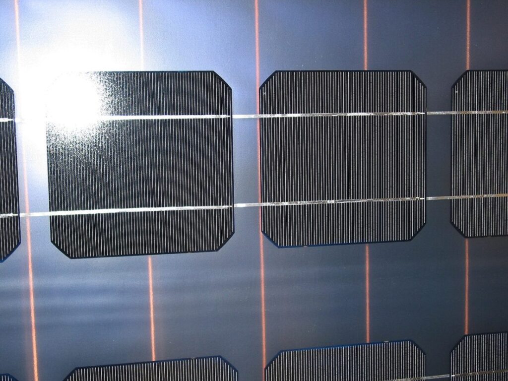 Nueva tecnología para desmetalizar y recristalizar células solares de módulos fotovoltaicos fuera de uso: Un equipo internacional de investigadores ha propuesto una serie de procesos para recuperar el silicio y… dlvr.it/T6MbwH #energíasolar #fotovoltaica #sostenibilidad