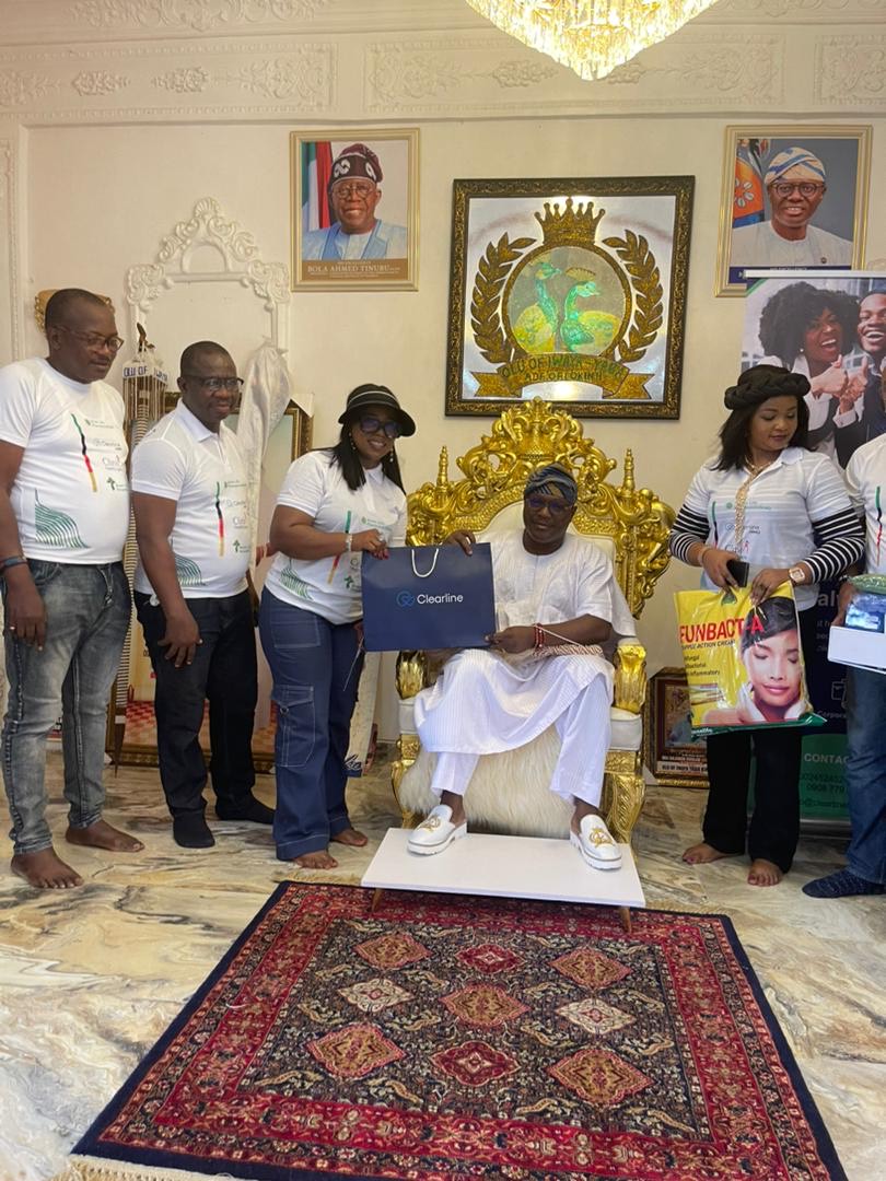 We will wrap up the WORLD MALARIA DAY clips with this honorable moment📸. His Royal Majesty, the Olu of Iwaya, graciously welcomed us into his palace. #ClearlineHMO #appreciation