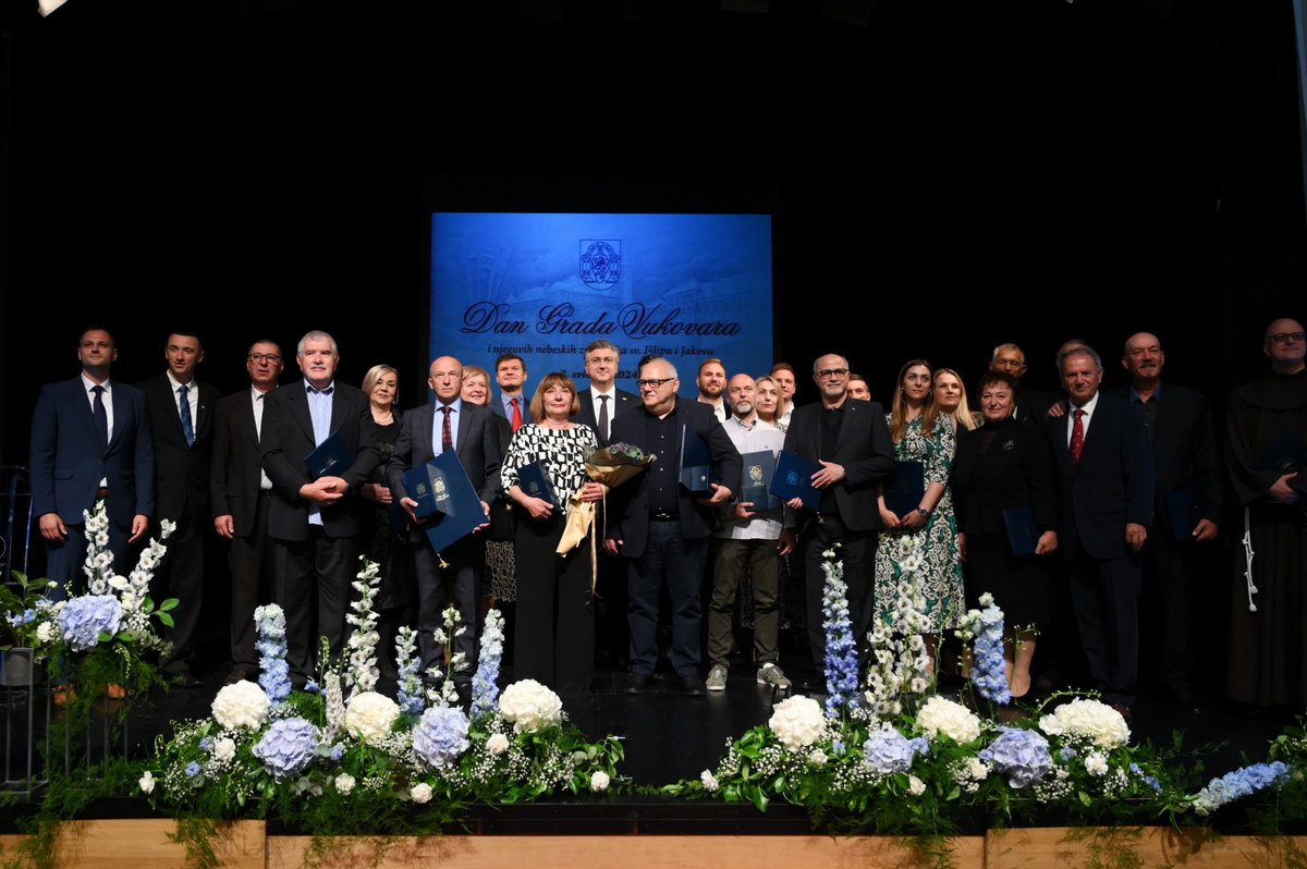 Svim Vukovarkama i Vukovarcima čestitam Dan Grada heroja, simbola 🇭🇷 državnosti i identiteta! Naše politike uvijek će odražavati zahvalnost prema #Vukovar. Podupiremo sve projekte važne za razvoj grada i #VSŽ, a posebno vodimo računa o simbolima Domovinskog rata.