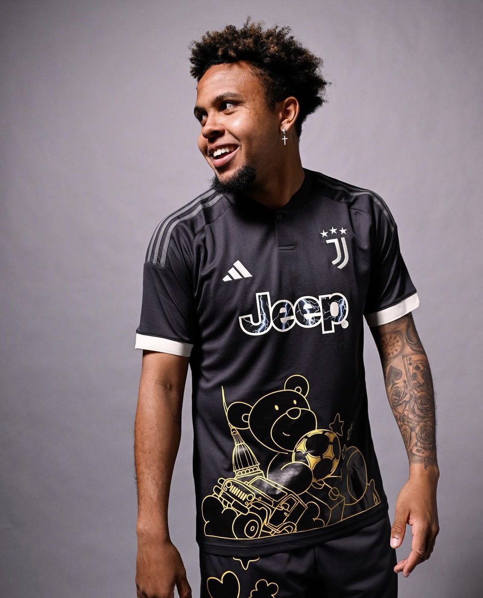 La Juventus dévoile deux maillots collector en collaboration avec Inbetweeners. 🤨🤍🖤