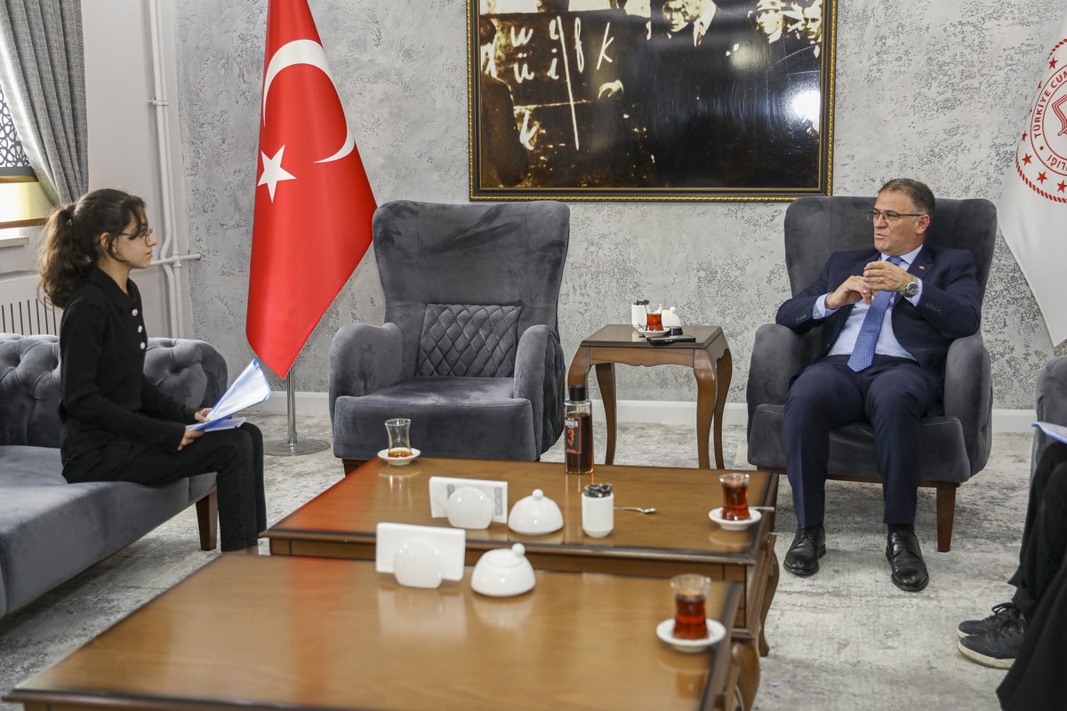 Valimiz Sn. Ozan Balcı, Edremit Salih Yıldız Ortaokulu öğrencileri Elif Elvin Bekleyen ve Yağız Aydemir’i kabul ederek okul dergisi için röportaj verdi.

Valimiz, eğitimden spora, sosyal politikalardan kültür sanata dair sorularını yanıtladığı öğrencilere ve öğretmenlerine