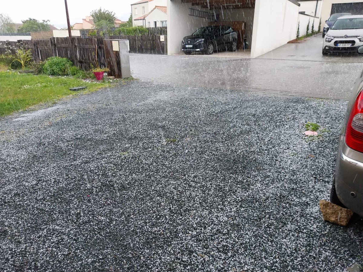 ⚡⛈️Passage d'un bref #orage de #grêle ce midi en #Vendée comme ici à Mortagne-sur-Sèvre dans le nord-est du département.

<a href="/lavendeeinfo/">La Vendée Info</a> <a href="/TVVendee/">TV Vendée</a> <a href="/meteofrance/">Météo-France</a> <a href="/KeraunosObs/">Keraunos</a> <a href="/Meteovilles/">Guillaume Séchet</a> <a href="/MeteoFrance_O/">Météo-France Ouest</a> <a href="/Marc_Hay_Meteo/">Marc Hay</a> <a href="/GWoznica/">Guillaume Woznica</a>