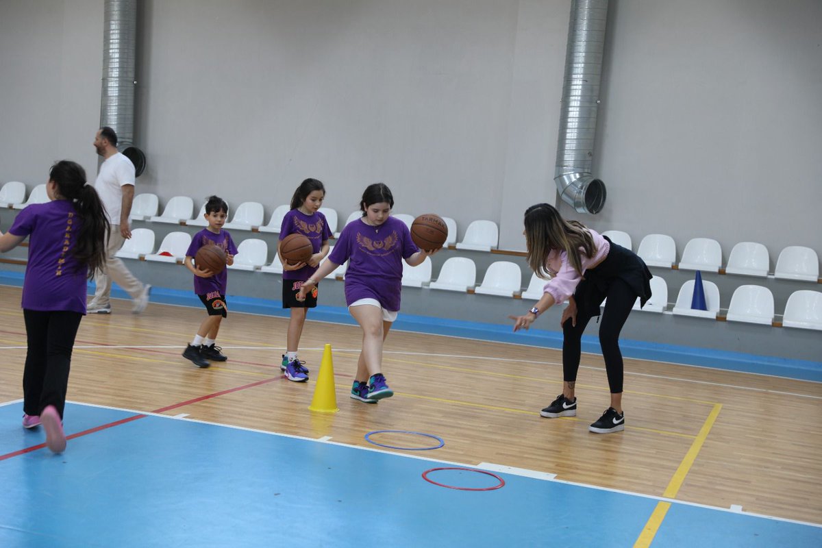 Genç sporculara rol model olmaya devam ediyor...Bahar Çağlar Ökten , DG Akademik Spor Kulübü'nün sporcuları ile bir araya geldi, #BaharınBasketbolAtölyesi kapsamında spor dolu keyifli dakikalar geçirdi.