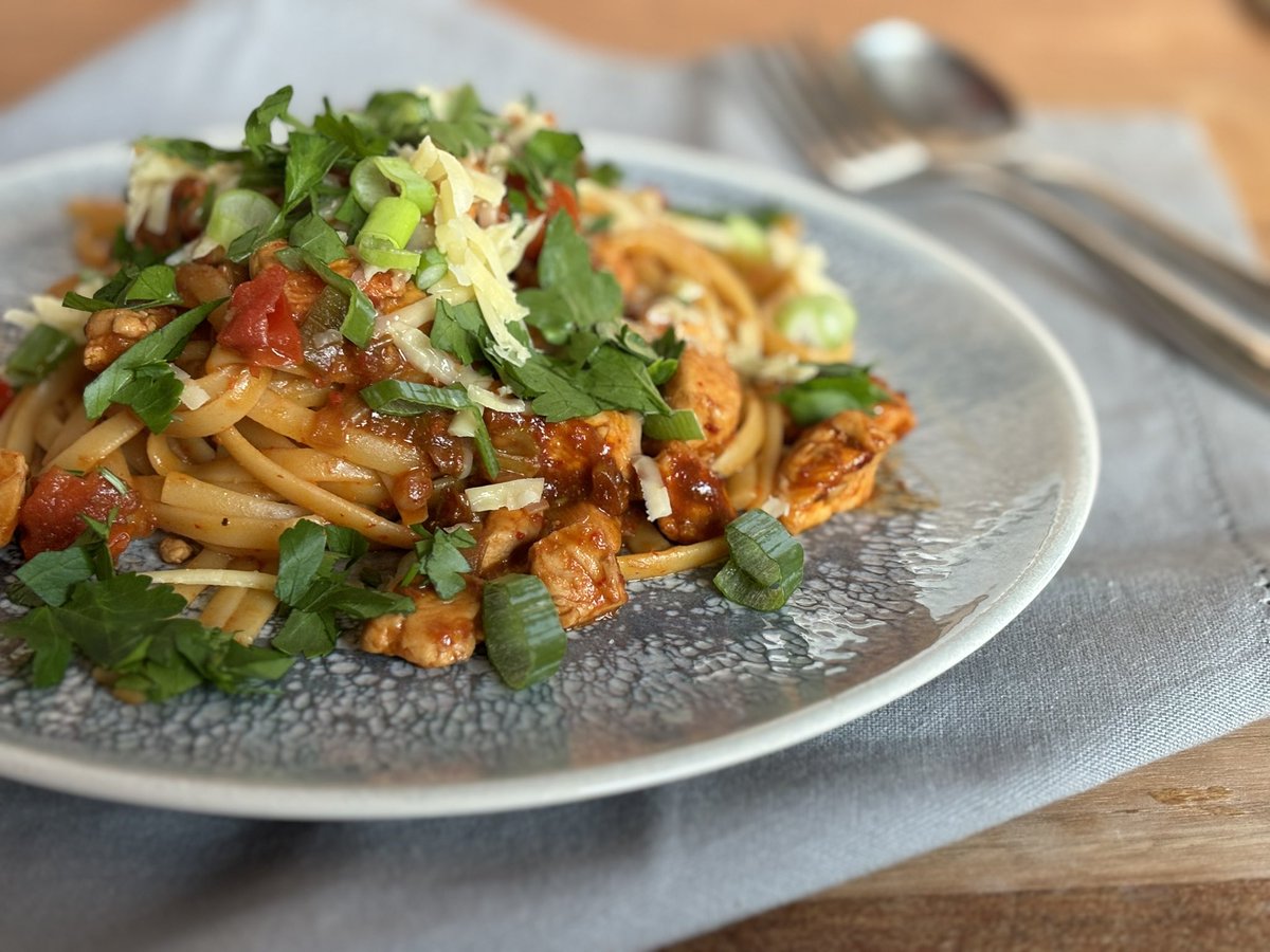 Linguine with Chicken and Gochujang Linguine from Italy, fiery gochujang from Korea and beautiful Irish butter and vintage cheddar blend perfectly to give you a heavenly pasta dish. Full recipe in my @irishexaminer column this week. irishexaminer.com/food-columnist…