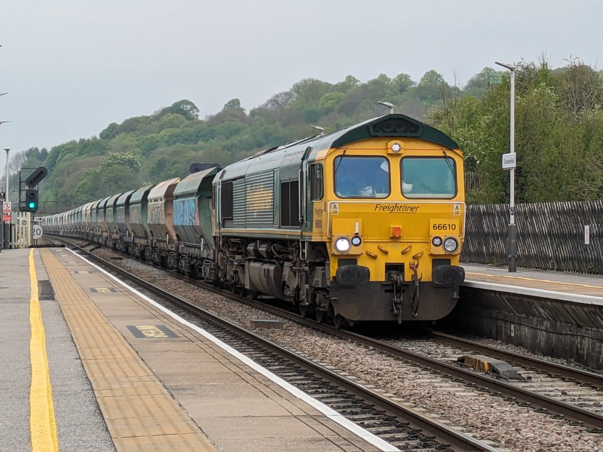Rother Valley #shedwatch - @RailFreight 66610 screams through Chesterfield with 6D17 to Elstow Redland Sidings.

#class66 #freightliner #typefivefriday