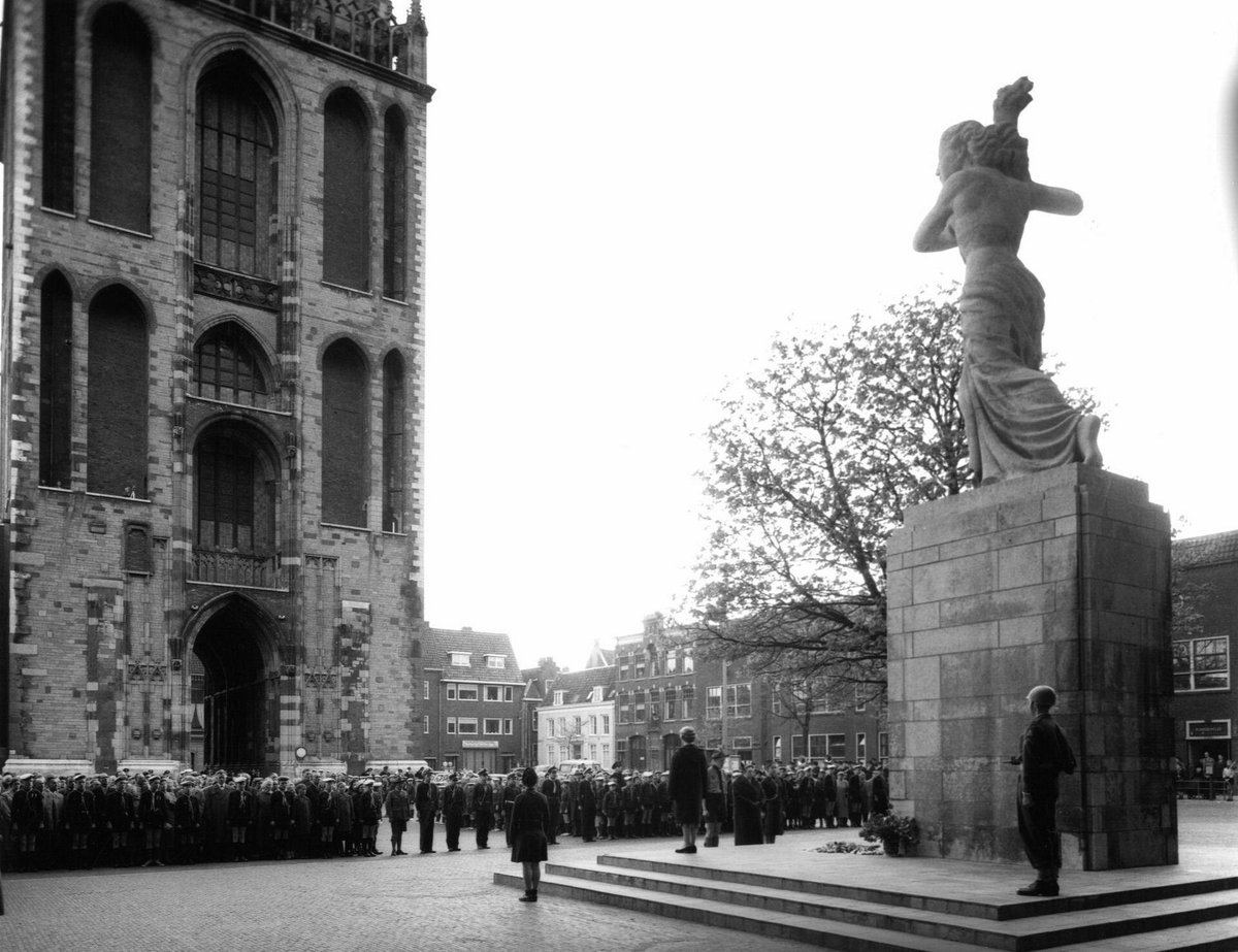 Ieder jaar staat Utrecht op 4 mei stil bij de slachtoffers van de Tweede Wereldoorlog en van oorlogssituaties en vredesoperaties daarna. Op verschillende plekken, waaronder op het Domplein, kun je aansluiten bij een herdenking.👉direc.to/ktHQ