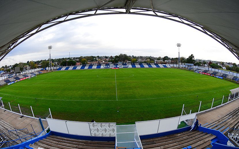 #CerroLargo 🔥

☑️ Excelente decisión de la #IntendenciaDeCerroLargo en cuidar el piso del Estadio Ubilla y que @melowanderers03 juegue en el Estadio Salesiano 

🔥 @CerroLargoFc merece presentar un campo de juego acorde a Primera División, en el cual invirtió dinero…