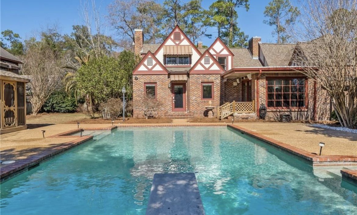 6 bedroom family compound with pool for sale in Albany, Georgia

This historic Tudor home and guest house boast 5272 sq ft of combined living space. Guest house has an elevator

$50k in price cuts this year

Now listed at ~$399k