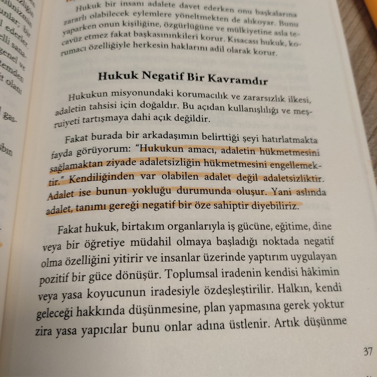 Kısa, yalın, şeffaf... Liberalizm ve negatif hukuk üzerine basit bir şey okumak istiyorsanız bu kitabı önerebilirim :) ben okurken bayağı keyif aldım, düşünürün ekonomi kitabını da öneririm