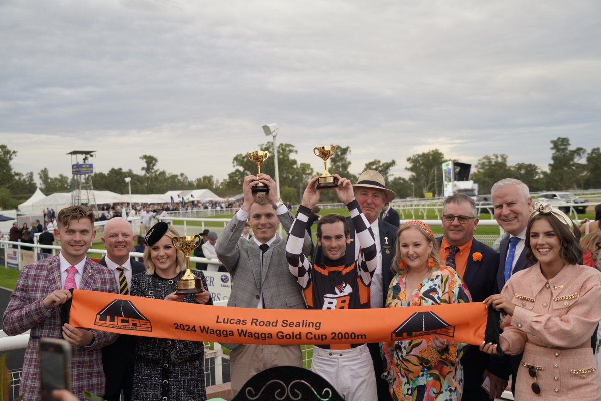 Fawkner Park is the first horse for 35 years to win the Albury-Wagga Gold Cups double after taking out the @mtcwagga feature race before a huge crowd. Tyler Schiller returned home for the winning ride on the best prepared track in the country. Well done course manager @markhart01