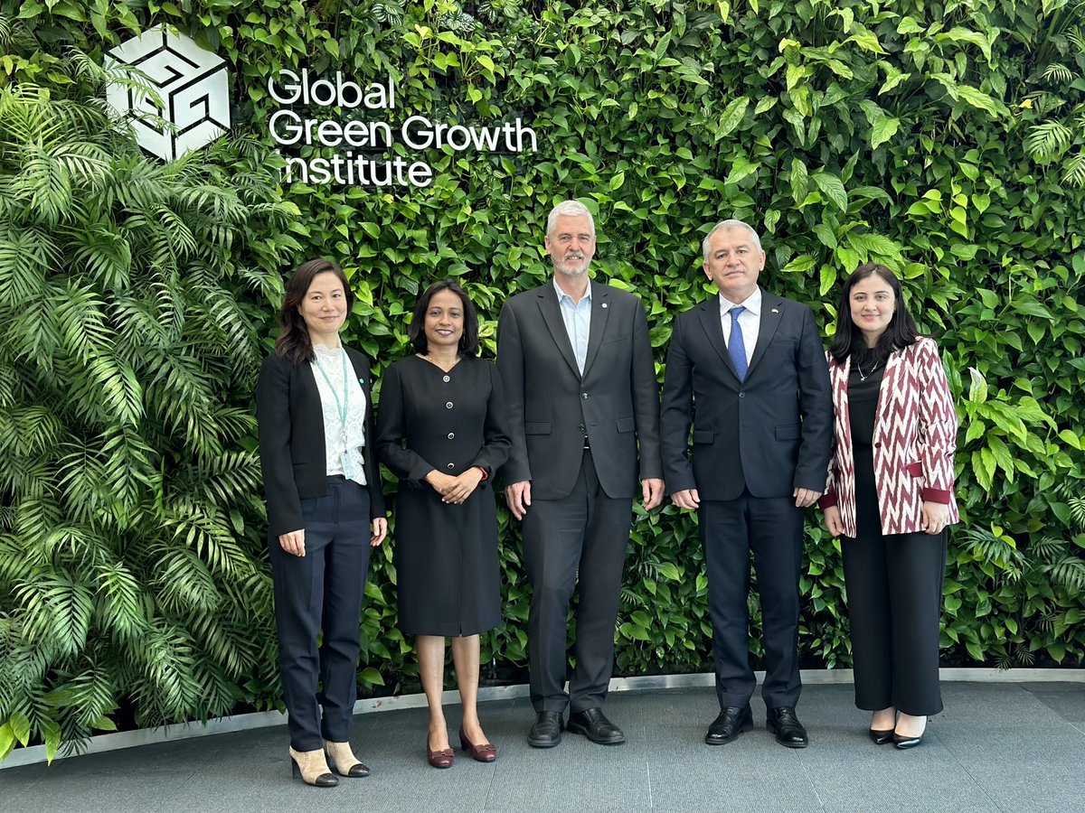 🌿#GGGI welcomed the Ambassador of #Tajikistan, H.E. Kirom Salohiddin to the meeting with the goal of establishing further cooperation as Tajikistan plans to join as a new #MemberState.  👏🏻We are excited to work on building #sustainable communities together! #GreenGrowth #Asia
