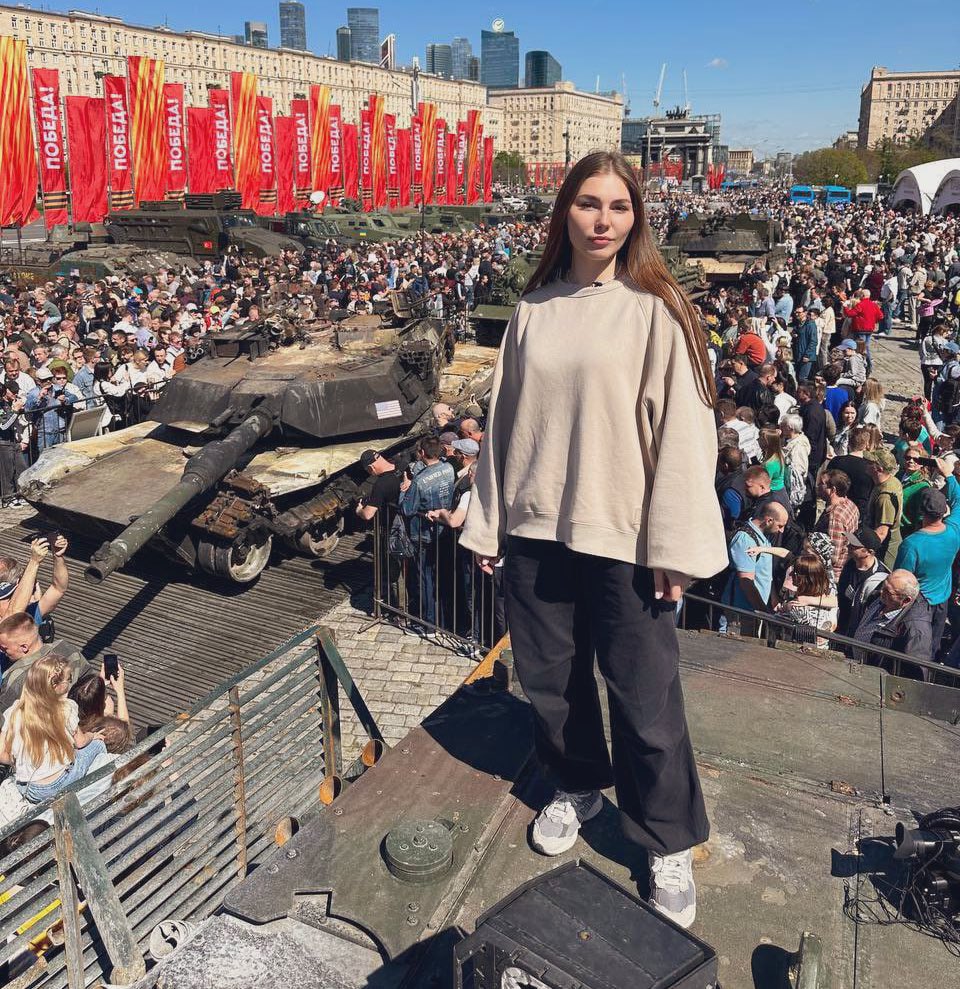 KarinaVinnikova's tweet photo. 'How can you blame all russians?! They do not support the war!' https://t.co/jx4RwNRd4W
