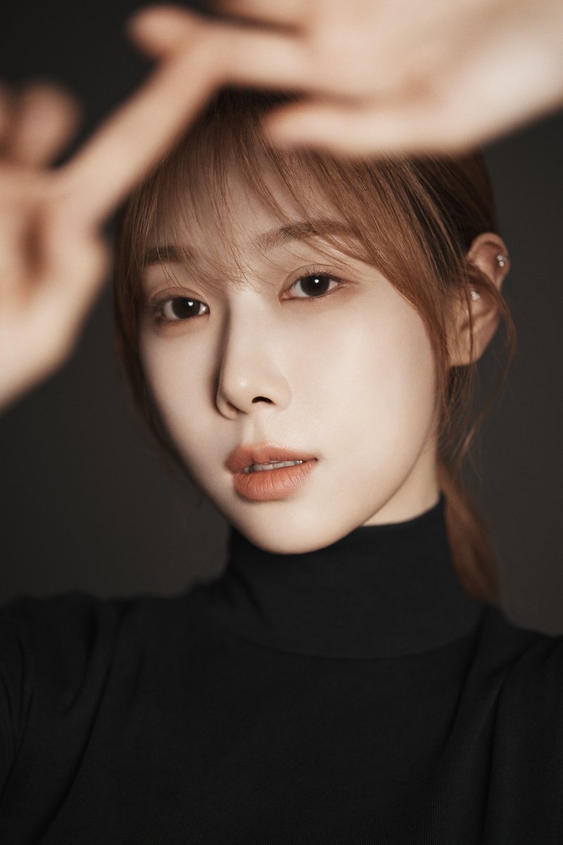 NOT HANDONG POSTING THE MOST BEAUTIFUL HEADSHOTS I'VE EVER SEEN