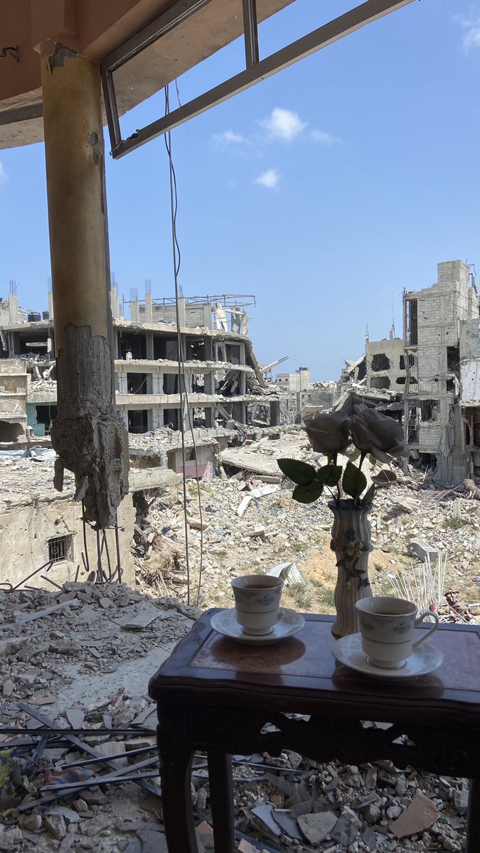 Le matin à Gaza. Deux cafés et quelques fleurs au milieu des destructions. Rester chez soi quand tout est fait pour vous en chasser, mort ou presque vivant. Si quelqu’un vous demande ce que c’est la résistance, montrez-lui cette photo.