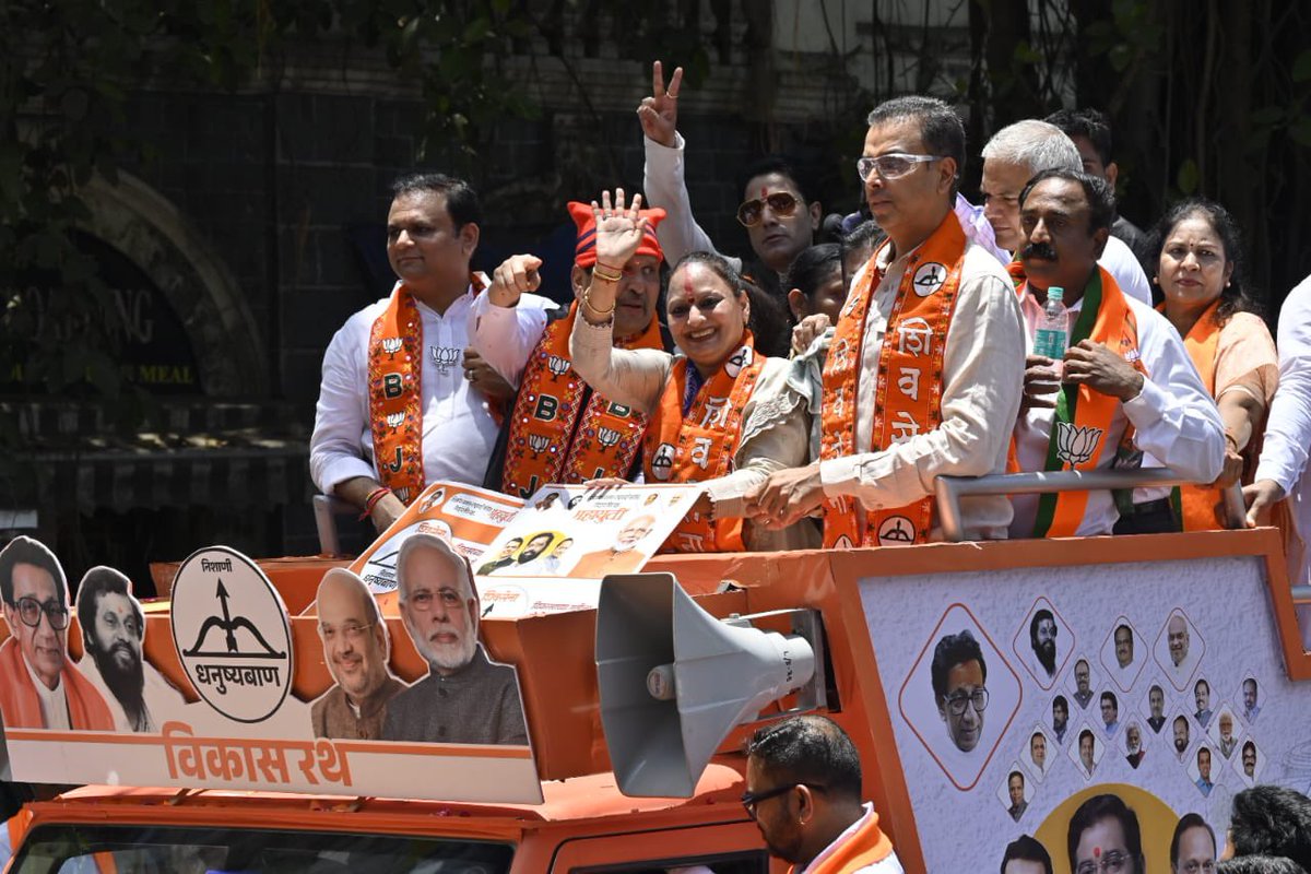 Shiv Sena’s candidate for South Mumbai, Yamini Jadhav, was accompanied by Rahul Narwekar, Mangal Prabhat Lodha and Milind Deora while she filed her LS nomination on Friday. Photo @AnshumanPoyreka