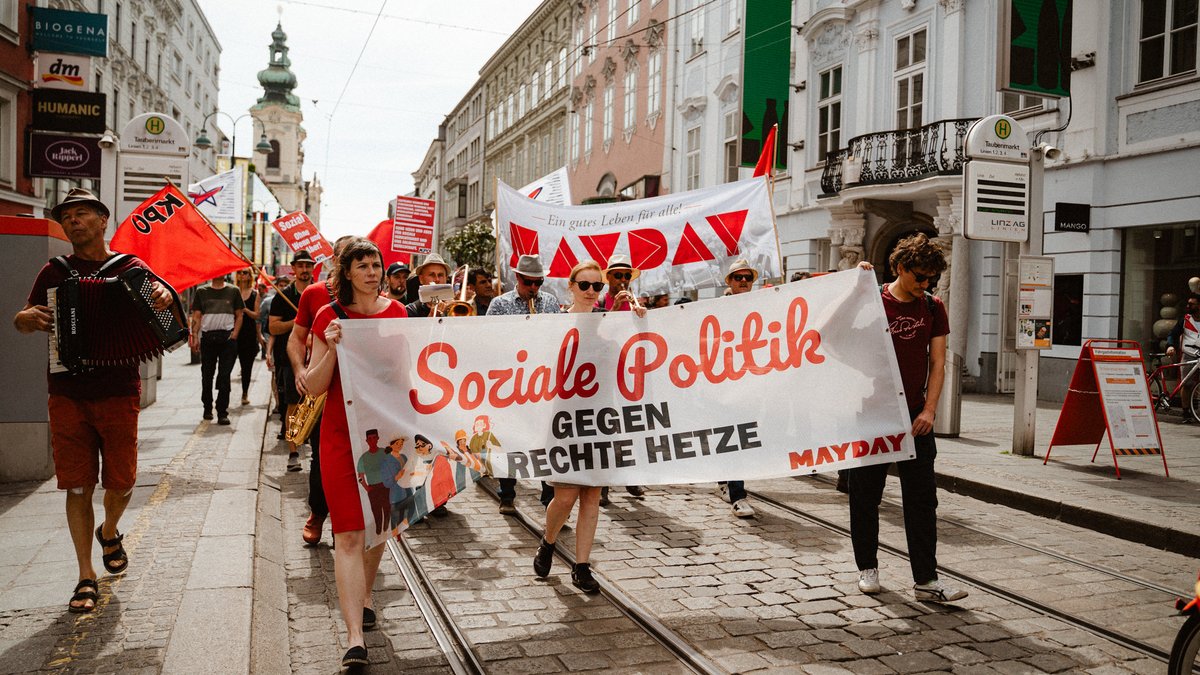 Unter dem Motto 'Solidarisch & kämpferisch – soziale Politik gegen rechte Hetze!' demonstrierten am 1. Mai über 500 Menschen auf der Linzer Landstraße. Das war der alternative 1. Mai - #MaydayLinz:  ooe.kpoe.at/article.php/20…
#1Mai #Mayday2024