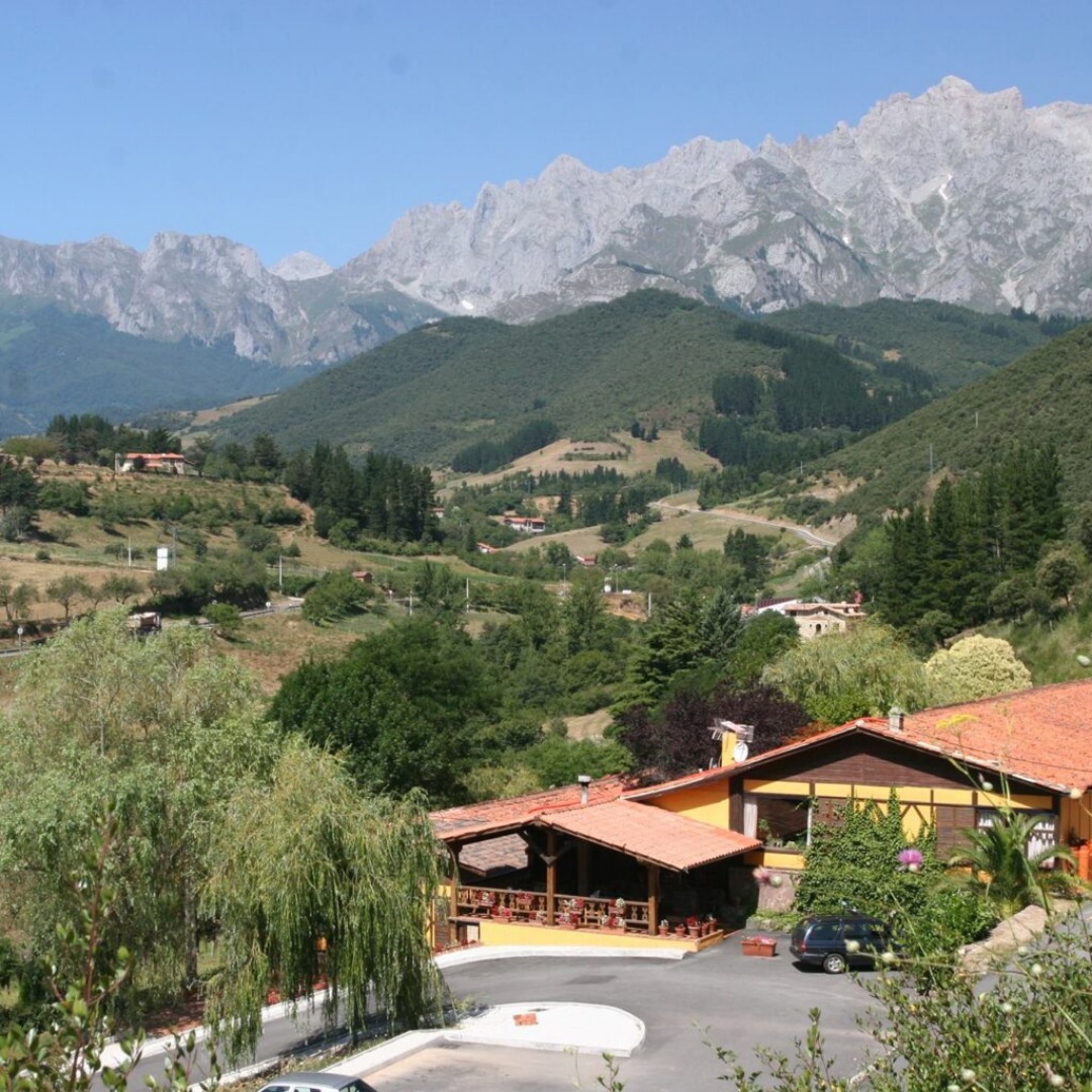 🏕️ Wow qué vistas 🏕️ 

¿Te imaginas viajar con tus alumn@s a este lugar?

@albergue_la_cabana está situado en la pequeña localidad de Potes #Cantabria 

Ahora hay PROMO para PROFES 👏👏 solicita más información 👇👇

conmicole.es