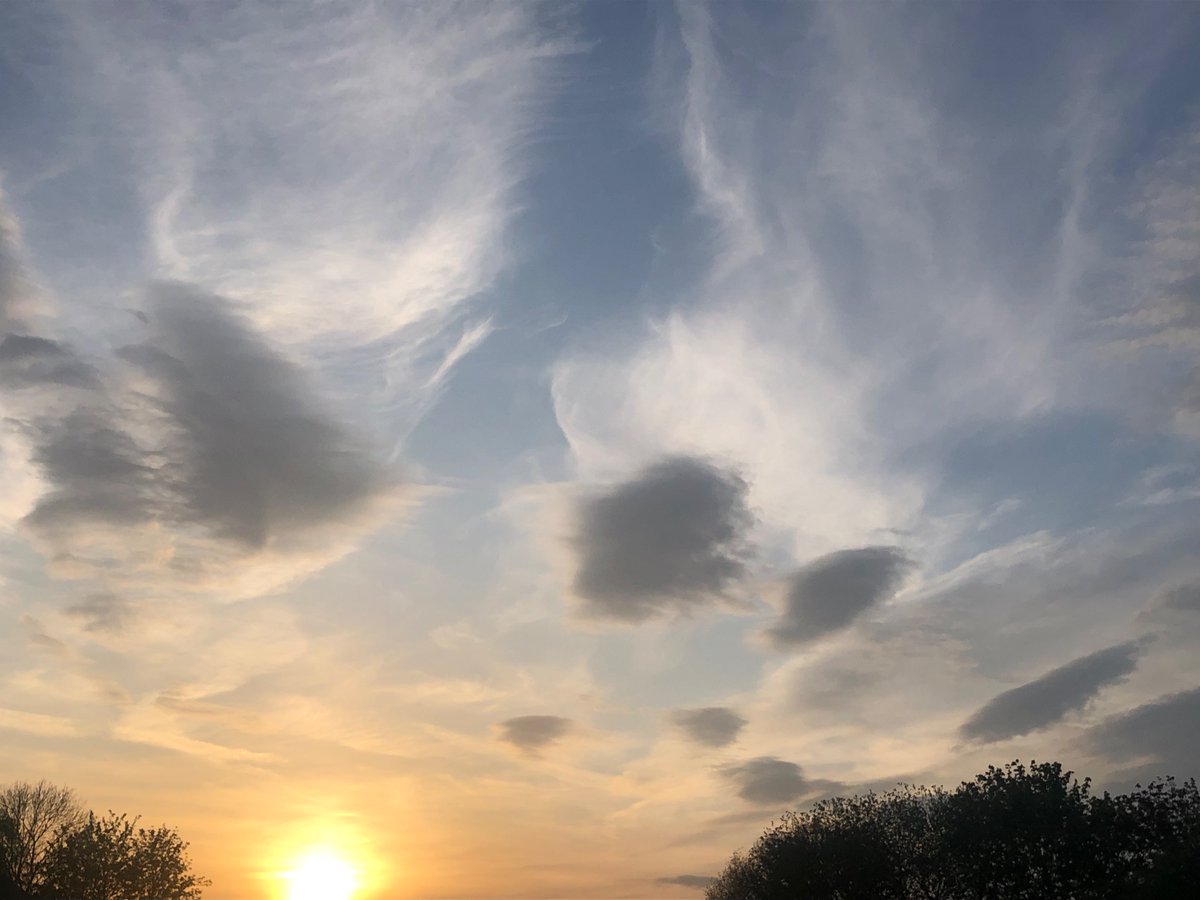 The state of the sky between 19:07-20:07 in Cheshire, UK yesterday evening #GeoEngineering #SolarRadiationManagement #StratosphericAerosolInjection  #SolarGeoengineering #chemtrails
