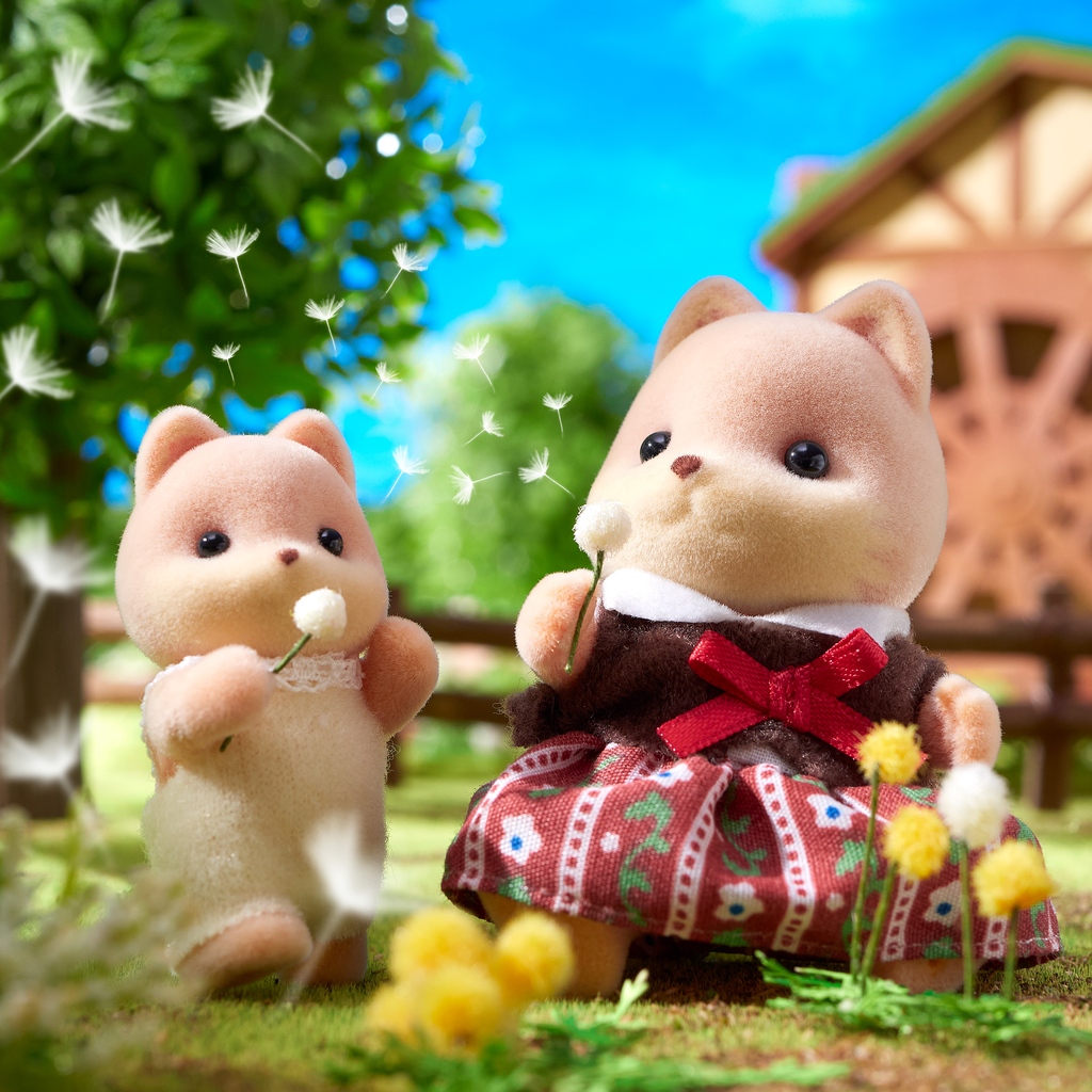 “Make a wish, then blow!” ✨ “Wow, look! My wish is flying up, up, and away!” Baby Justin exclaims excitedly to his sister Today, these two are making wishes on some dandelions. 🌼 #flowers #flower #birthflower #dandelion #fun #sylvanianfamilies #sylvanianfamily #sylvanian