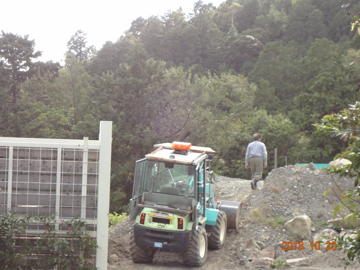 ★（勢山社、仏師の渡邊勢山こと渡邊茂、近江舞子財産区保全会所属）が自社従業員を使い工場建設をしていた。（2016/4～5月）さらに、積雪時にはショベルカーで除雪させたり、自社内道路の補修工事もさせていた。（2024/4月4日）これは労働基準法に抵触する。（権利の濫用）🤨😡😠🤣