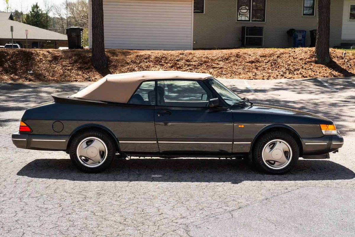 One of the last - a Saab 900 Turbo Cabriolet to dream of. When did production for the 900 Turbo Cabriolet end at Saab? It has now been 30 years since the last convertibles rolled out of the factory in Nystad. saabblog.net/2024/05/03/saa…