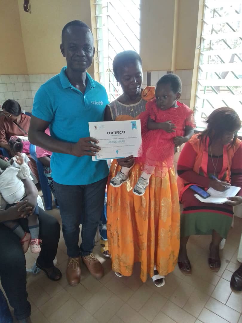 Shoutout to all the amazing parents who keep their children vaccinated! 👏👨‍👩‍👧‍👦 @unicefcameroon and its partners awarded certificates to these awesome parents during the 14th African Immunisation Week. Let's protect our children's health and help them grow strong! 💪💉#VaccinesWork