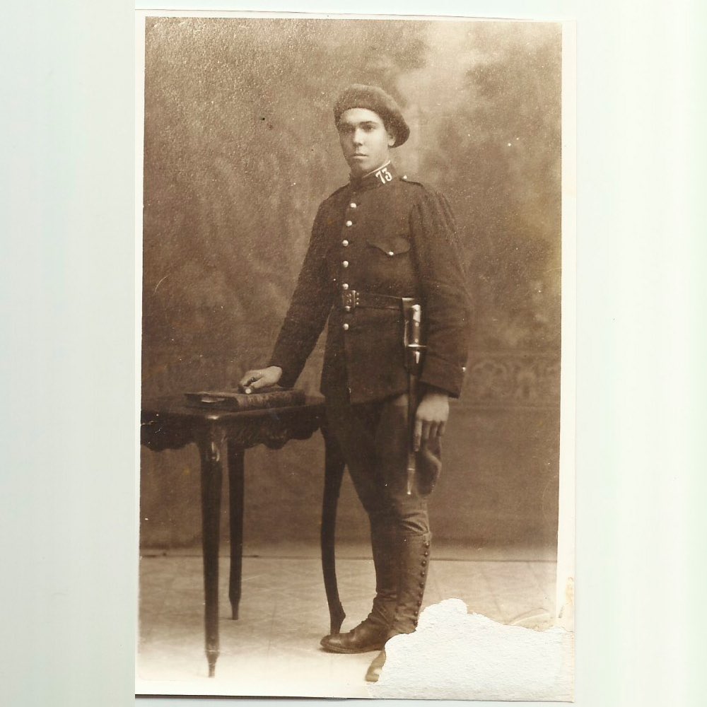 Hoy hace 86 años mi bisabuelo Jaume fue llamado a la guerra civil. Se despidió de su mujer e hijos y partió sin saber si volvería a verlos jamás. Como no quiso matar a nadie se ofreció de camillero, hasta q finalmente desapareció en combate. Esto es lo que pasó: