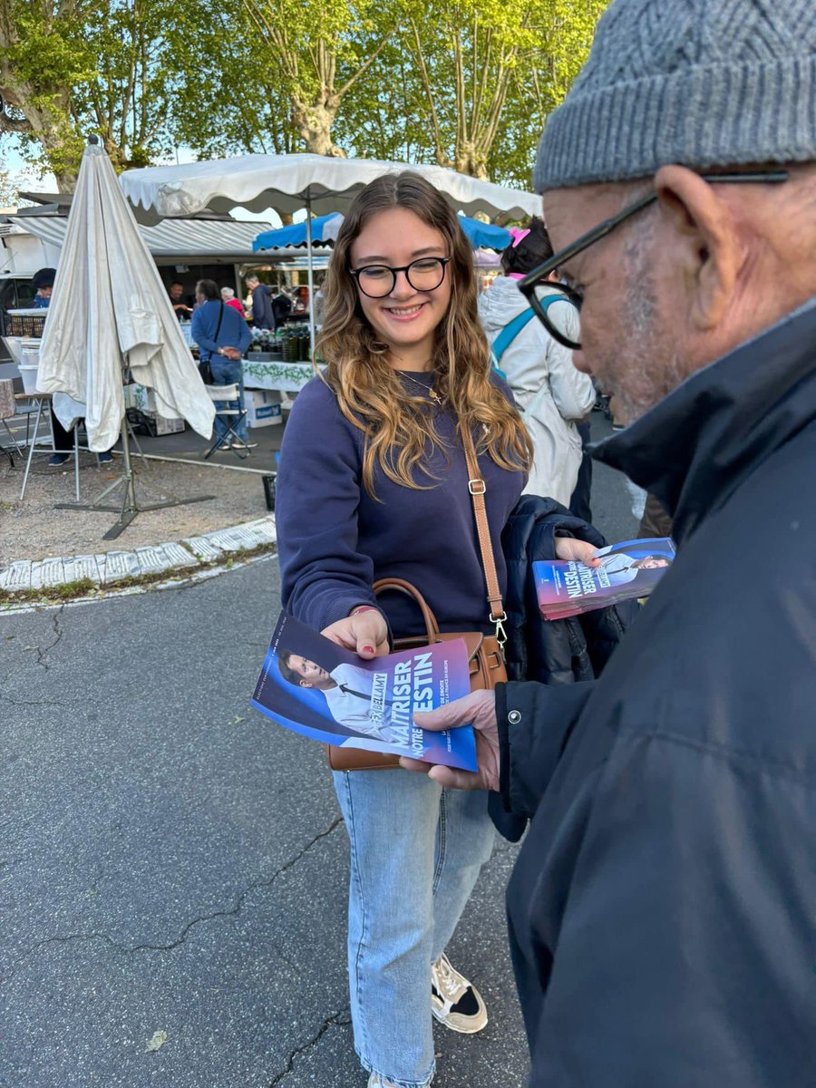 Tractage à Pau, marché de l’Ousse des Bois, pour soutenir la liste de @fxbellamy 
#AvecBellamy