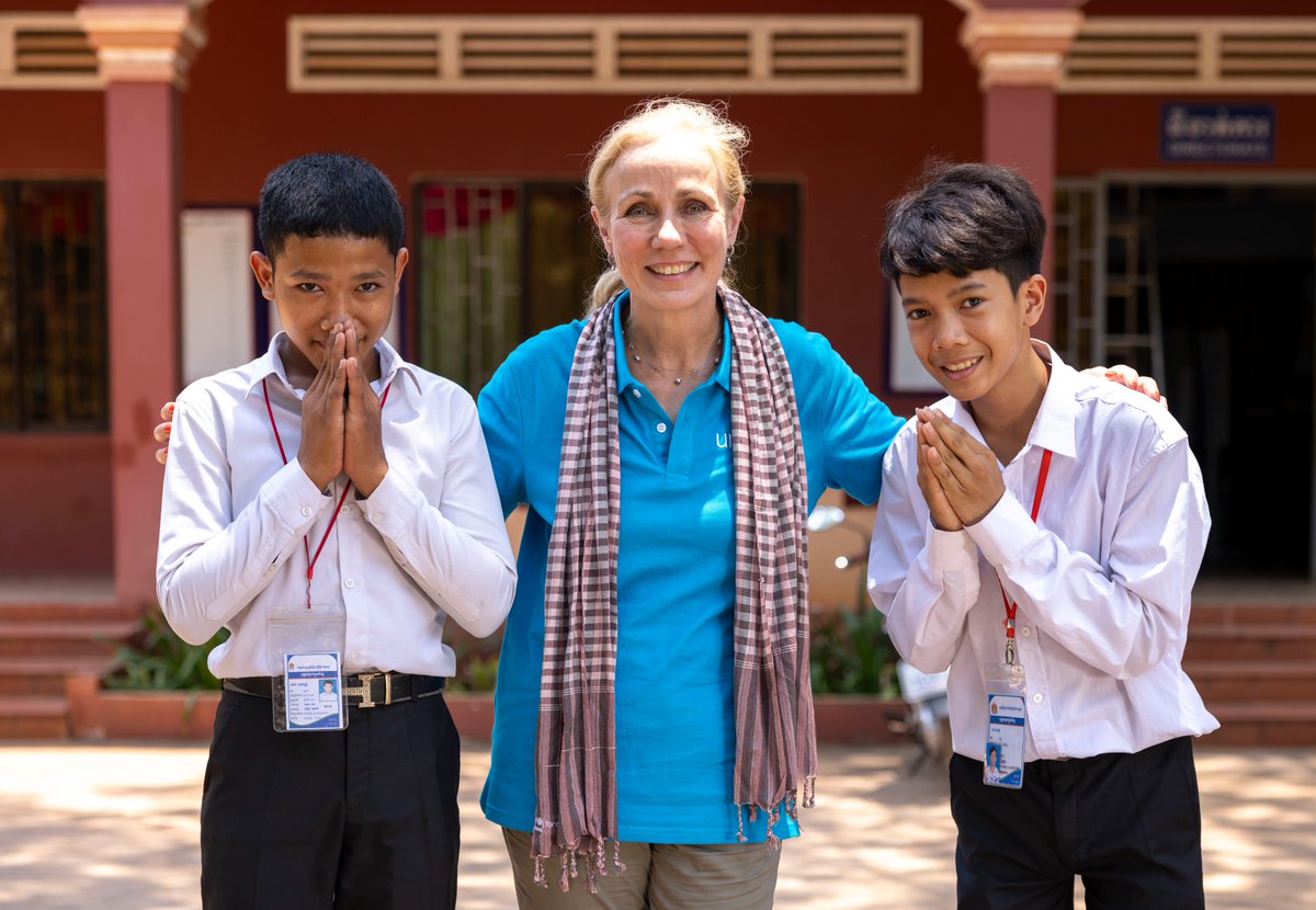 🌟“Young people can be and must be part of the solution. They may not be rainmakers, but they certainly are change-makers!” 💪💙 Read @UNICEF Deputy ED @KittyvdHeijden's reflection on her recent visit to Siem Reap, Cambodia 🇰🇭. 🔗 uni.cf/3w9A91T #GreenRising