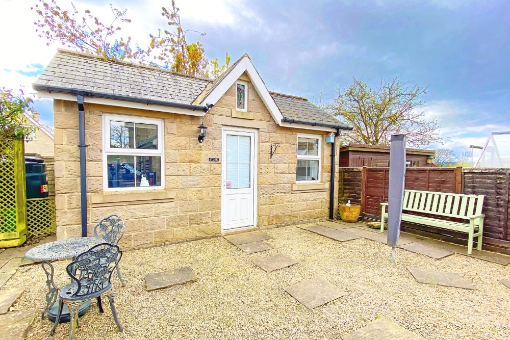 A charming 3-bed cottage with attractive garden & useful stone-built garden room, situated in this delightful position. Honeysuckle Cottage, 11 Springfield Terrace, Burnt Yates £450k (o/o) #harrogate #property #forsale #cottage #burntyates #nidderdale #theharrogateagent