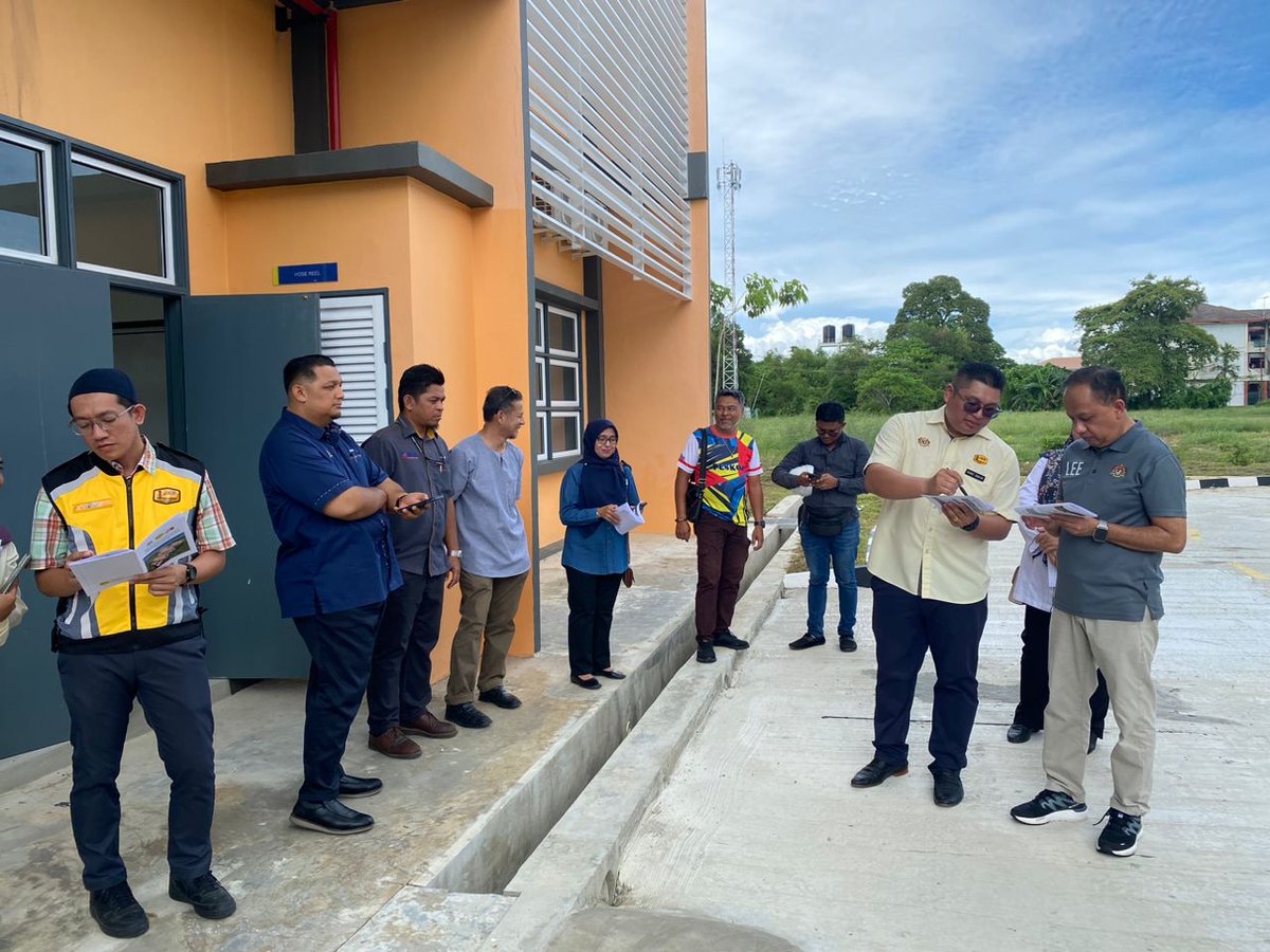 Turun Padang - YBhg. Datuk Ramlee Bin Yatim, Timb. Ketua Pengarah (Perancangan &amp; Pembangunan), Jabatan Wilayah Persekutuan bersama KB Bangunan JKR WP Labuan ke tapak Projek Kolej Vokasional, WP Labuan. - Siap Sepenuhnya