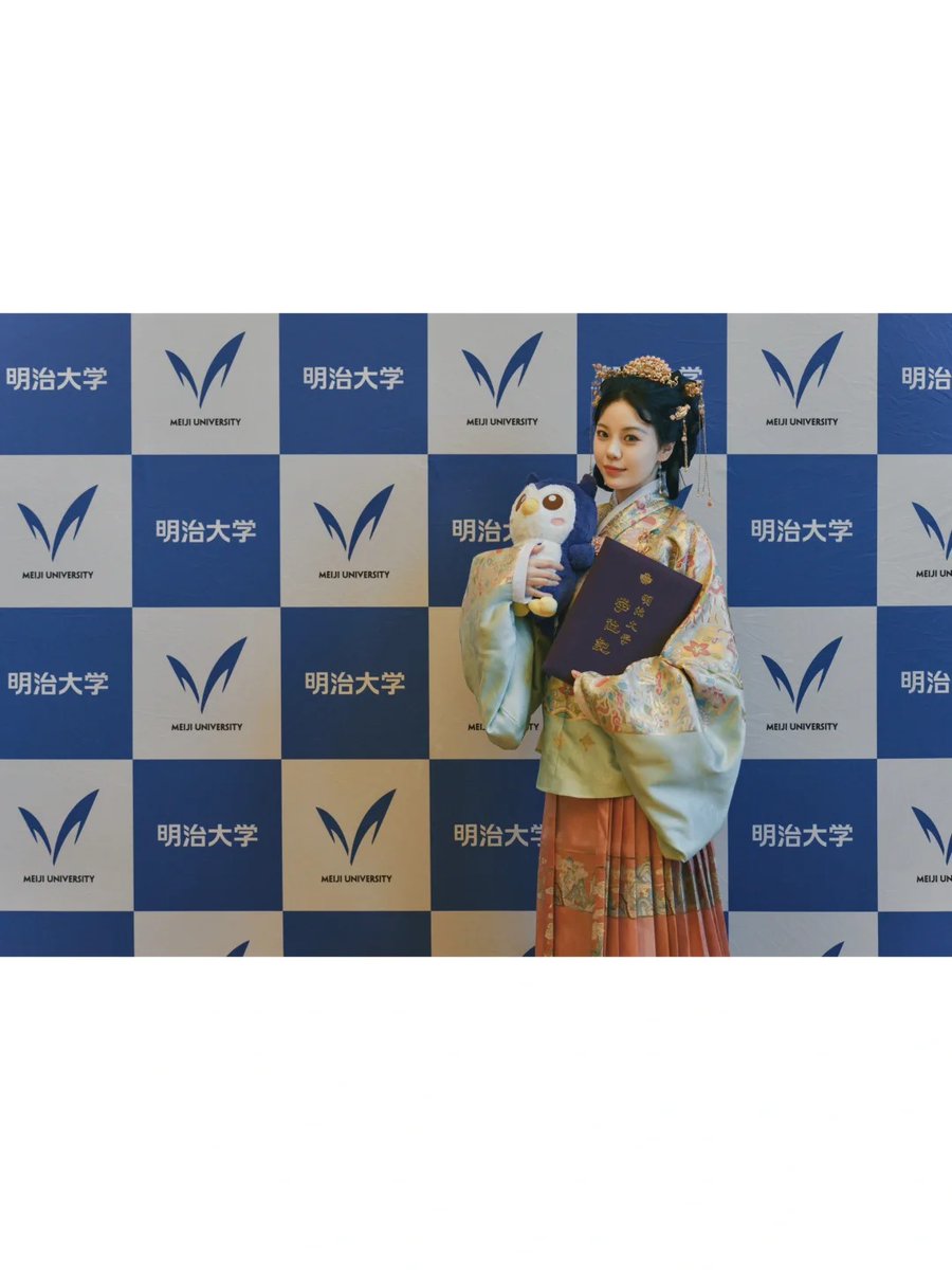 A blogger dressed up in #MingDynasty-style Hanfu to attend her #graduation ceremony at Meiji University, in #Tokyo, #Japan, and introduced the beauty of Hanfu and #Chinese tradition to #international students. (Via. Miaomiaomiaomiao)