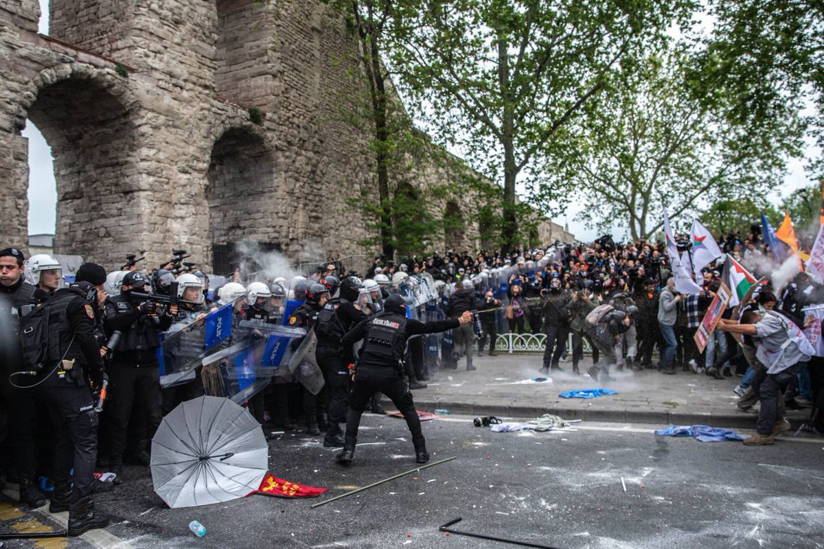 1 Mayıs'ta Taksim iradesiyle barikatta direnen, çeşitli devrimci kurumlardan 47 kişi bu sabah erken saatlerde ev baskınlarıyla gözaltına alındı. 

Taksim iradesi baskınlarla, gözaltılarla, tutuklamalarla engellenemez!

1 Mayıs'ta, iş cinayetine, mobbinge, maaş gaspına, terk…