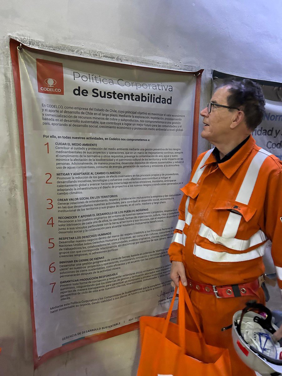 At the world's largest copper mine in 🇨🇱,UNIDO's DG was briefed on @CodelcoChile’s sustainability concept. DG stressed the importance of #criticalminerals for the #energytransition, the need for social & ecological standards in mining & #localvalueaddition in developing countries