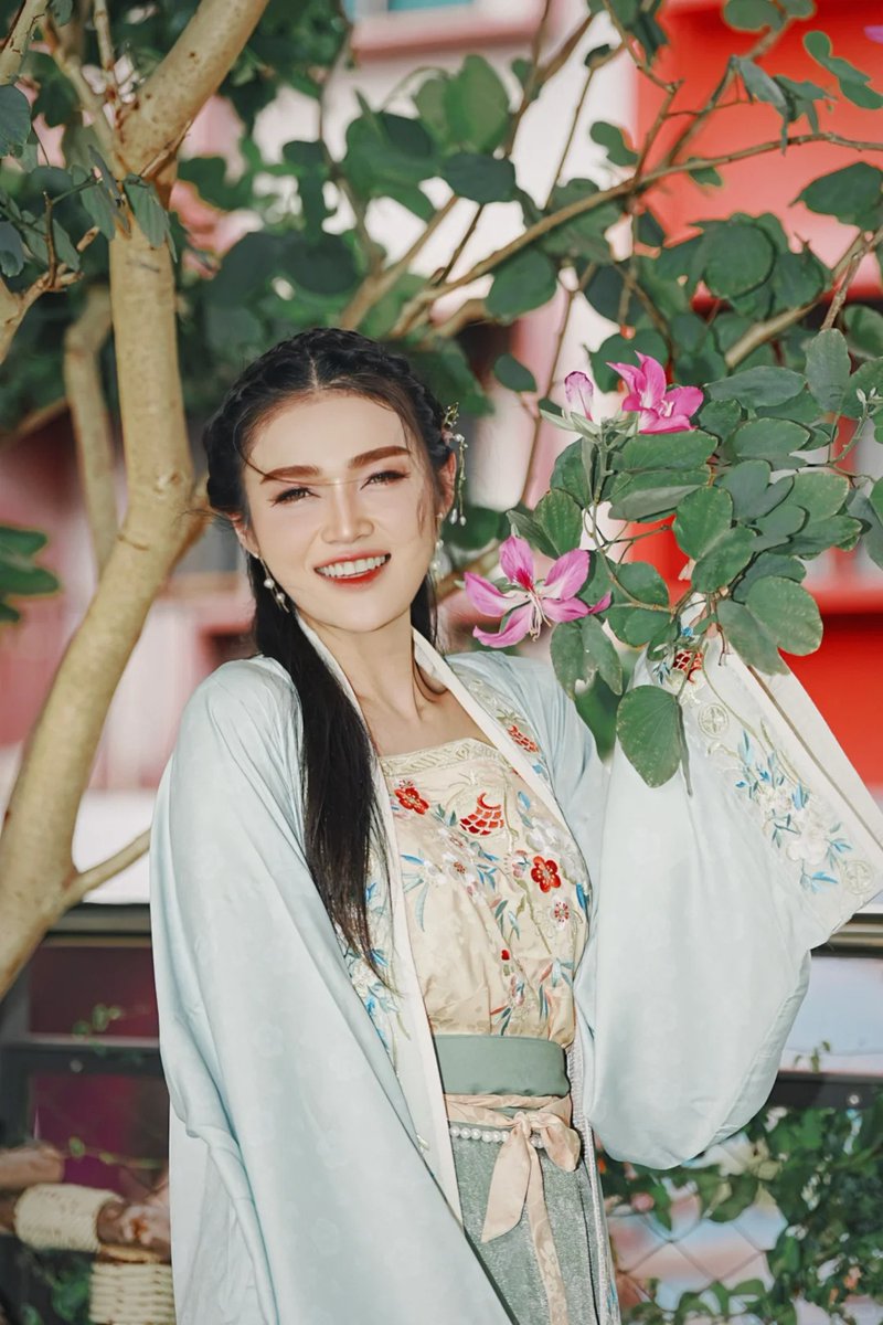 During the #Songkran Festival, a Thai blogger dressed up in #SongDynasty-style #Hanfu and took a stroll through the streets of #Bangkok – bringing a unique collision of #Chinese and #Thai #culture. (Via. Aomy)