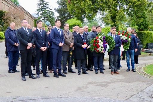 Povodom 26. obljetnice smrti ratnog ministra obrane Gojka Šuška, na njegovom vječnom počivalištu položili smo vijenac i zapalili svijeće. Hvala mu na hrabrosti koju je pokazao u najtežim trenucima stvaranja slobodne Hrvatske.
