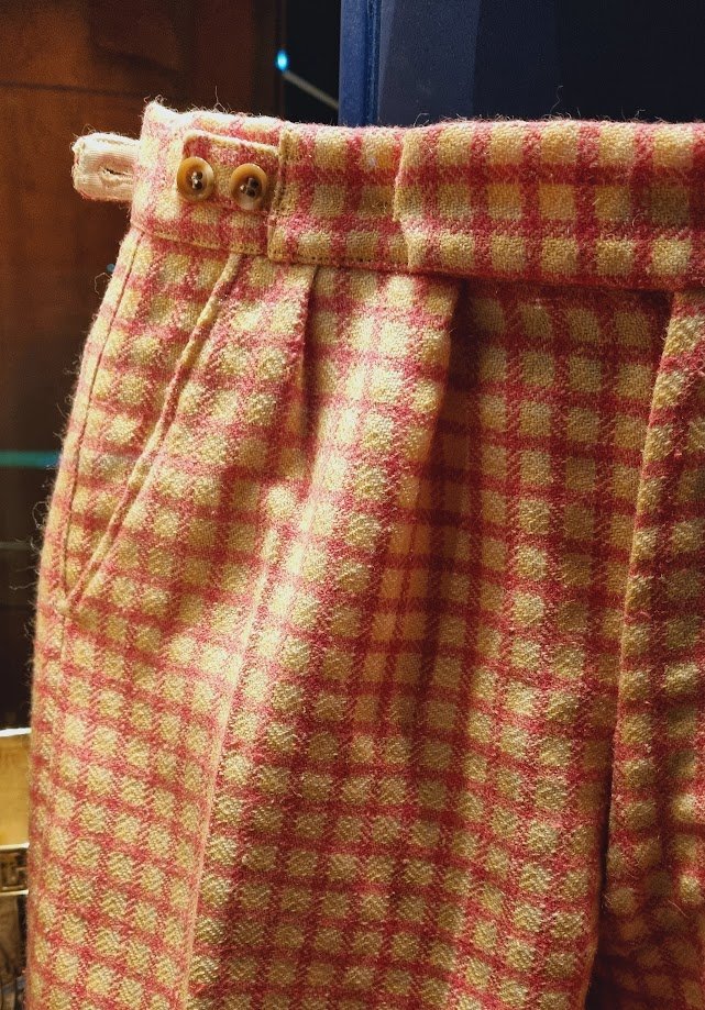 These knickerbocker trousers were worn by Max Faulkner in 1970.  

The 1951 @TheOpen Champion, pledged after a hospital stay, that he would “dress in exuberant styles on the golf course to celebrate the sheer joy of living.” 

#NationalTextilesDay #GolfFashion #SportingHeritage