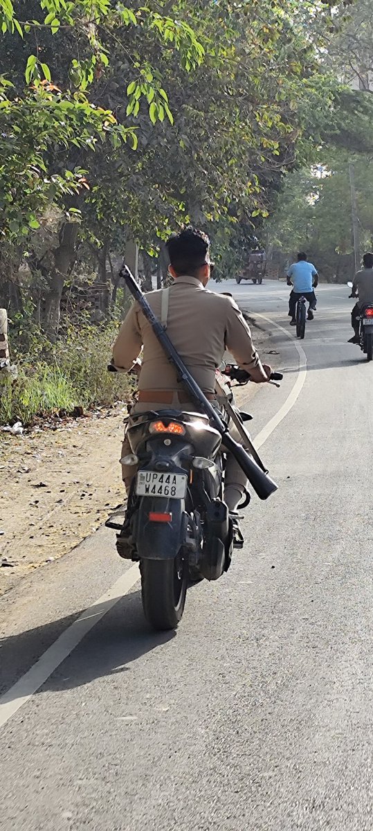 यातायात नियमों का उल्लंघन श्रीमान महोदय पुलिस जी बिना हेलमेट के और बाइक इंश्योरेंस भी नहीं है। कृपया कार्यवाही करें । बाराबंकी ट्रैफिक पुलिस @Barabankipolice @Uppolice